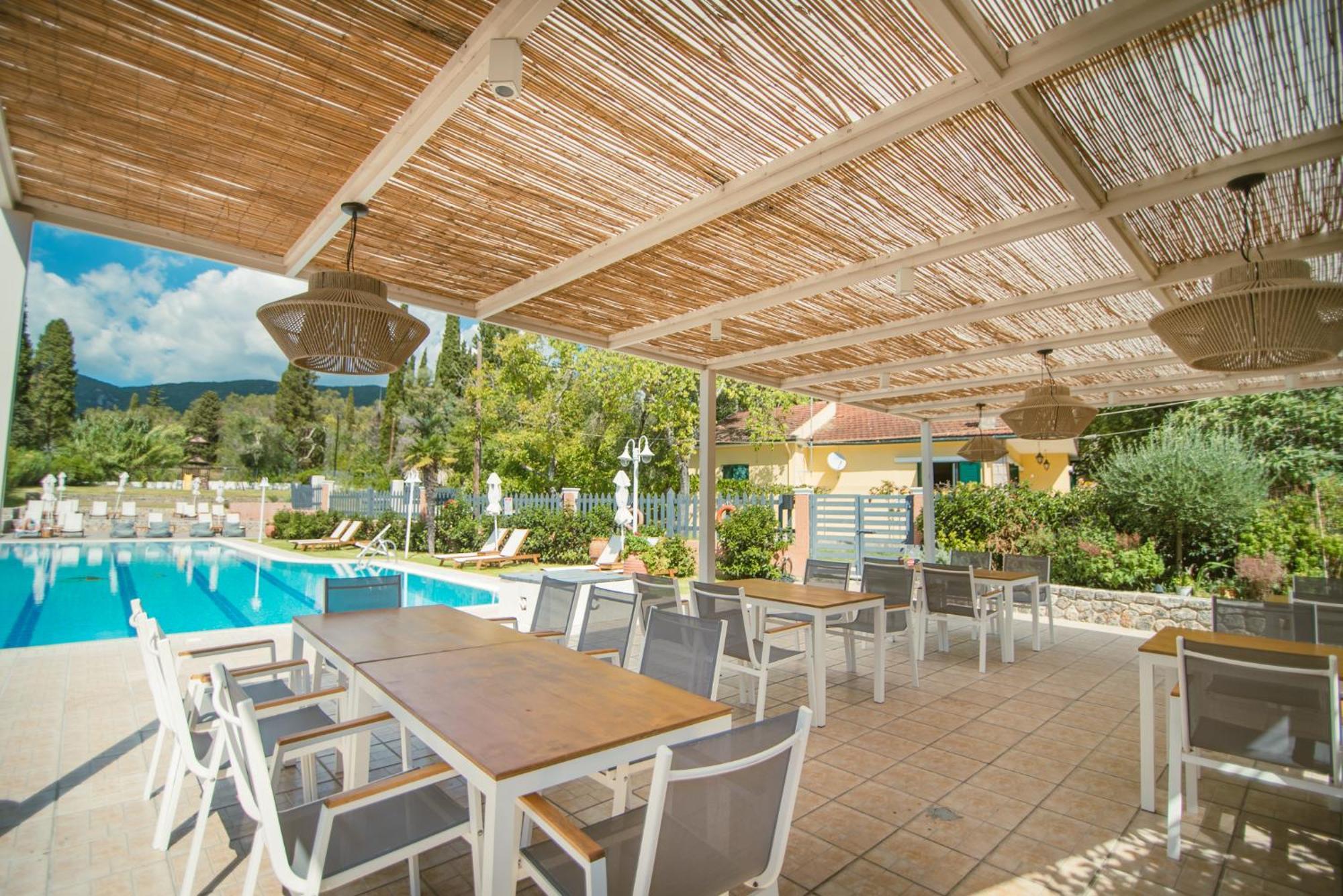 Dominoes Corfu Aparthotel Ipsos Exterior photo