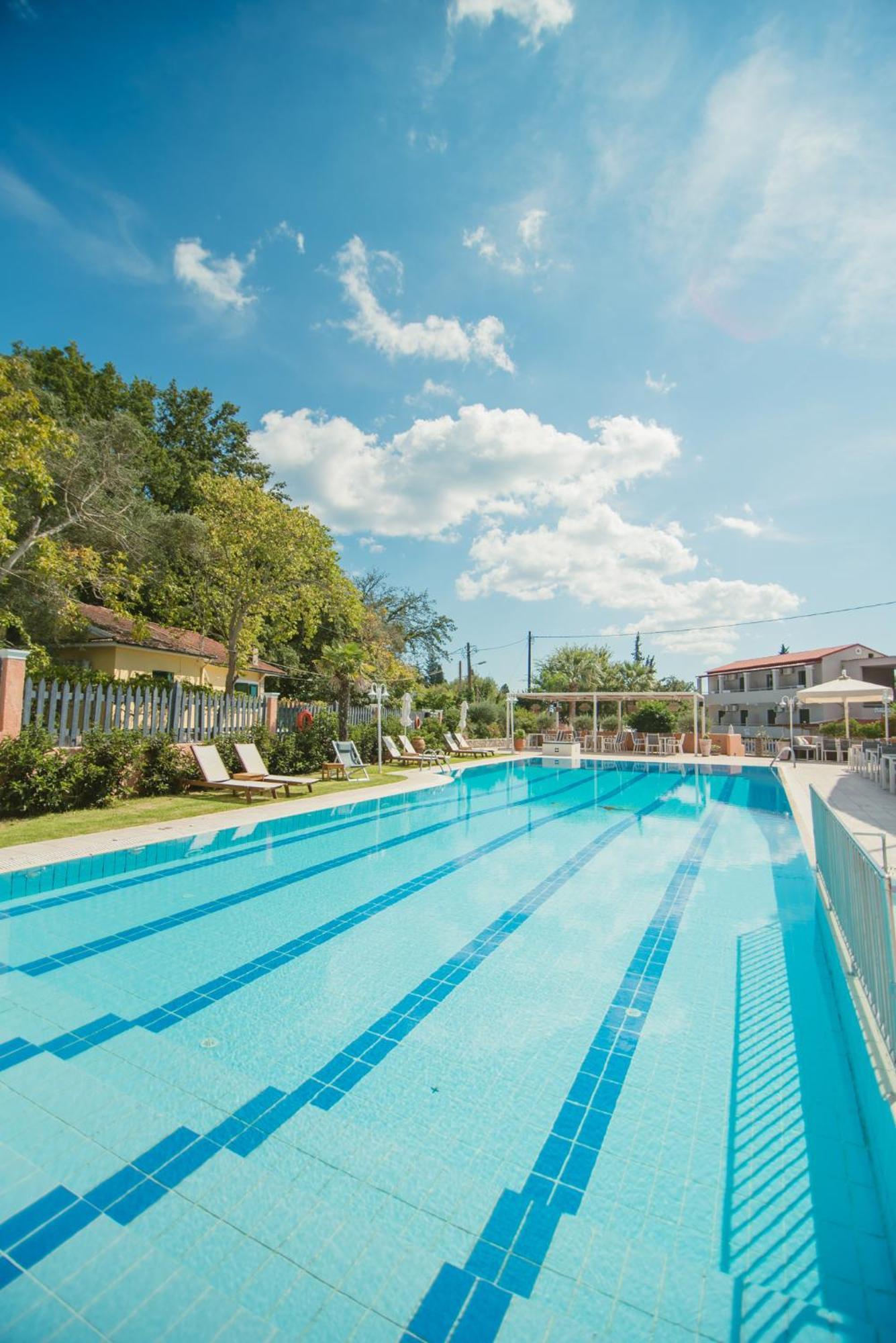 Dominoes Corfu Aparthotel Ipsos Exterior photo
