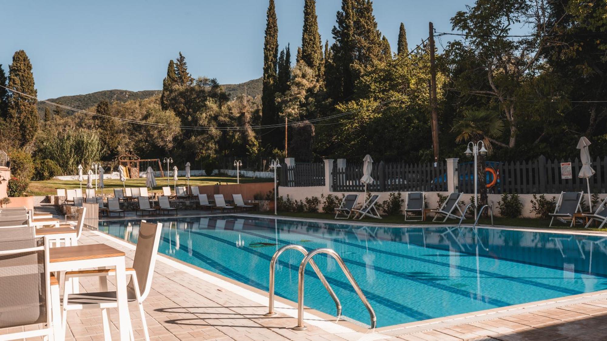 Dominoes Corfu Aparthotel Ipsos Exterior photo