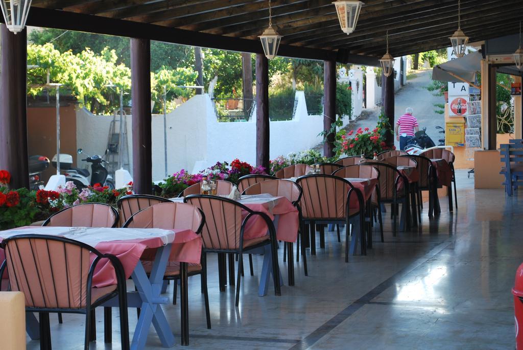 Dominoes Corfu Aparthotel Ipsos Exterior photo